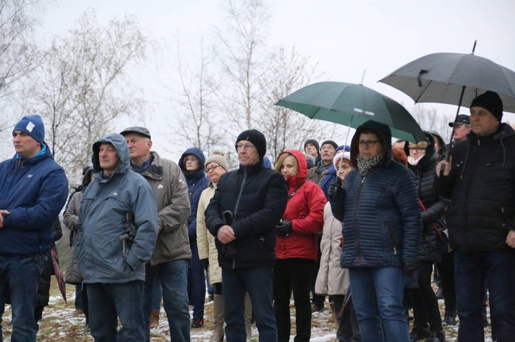 Poświęcenie krzyża w Biegonicach