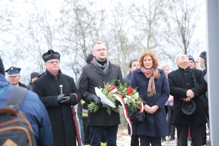 Poświęcenie krzyża w Biegonicach