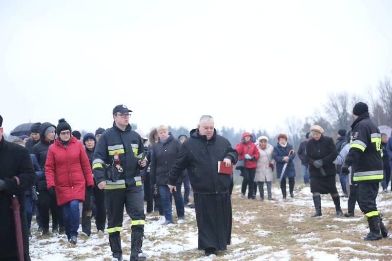 Poświęcenie krzyża w Biegonicach