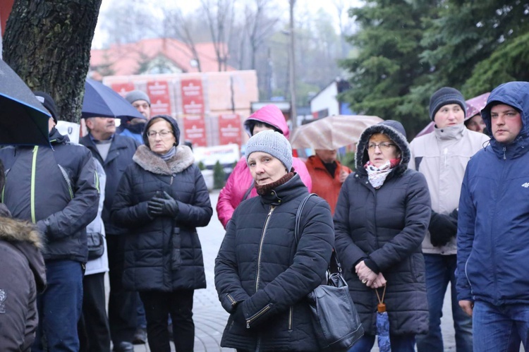 Poświęcenie krzyża w Biegonicach