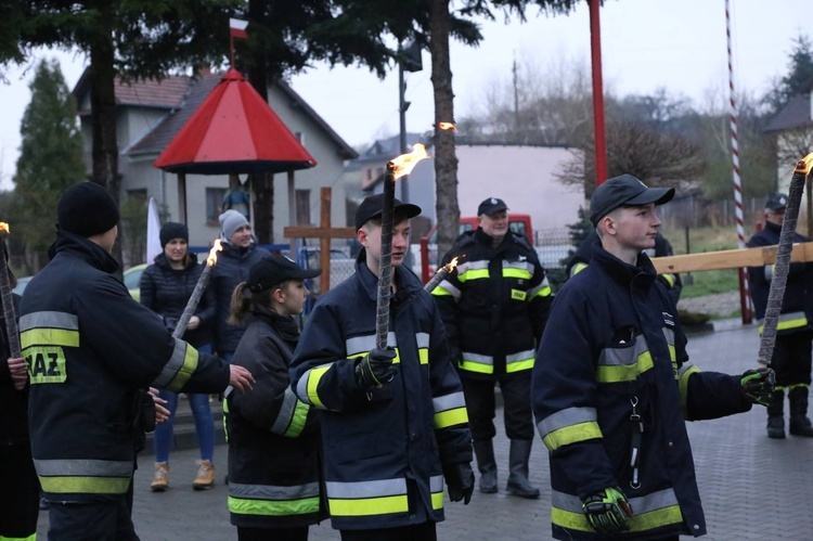 Poświęcenie krzyża w Biegonicach