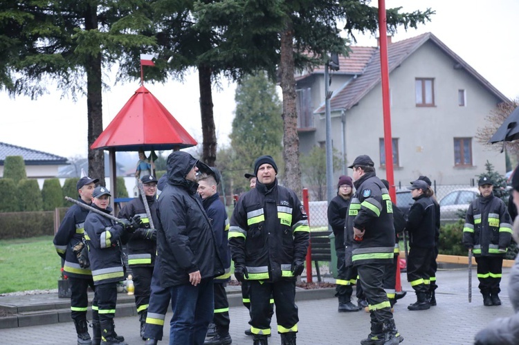 Poświęcenie krzyża w Biegonicach