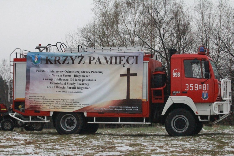 Poświęcenie krzyża w Biegonicach