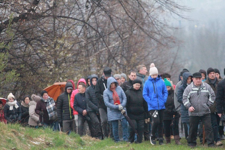 Poświęcenie krzyża w Biegonicach
