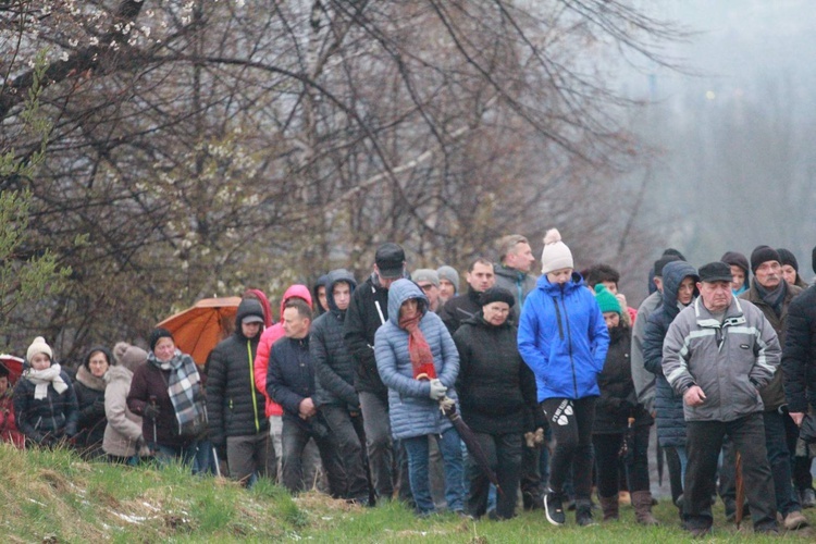 Poświęcenie krzyża w Biegonicach