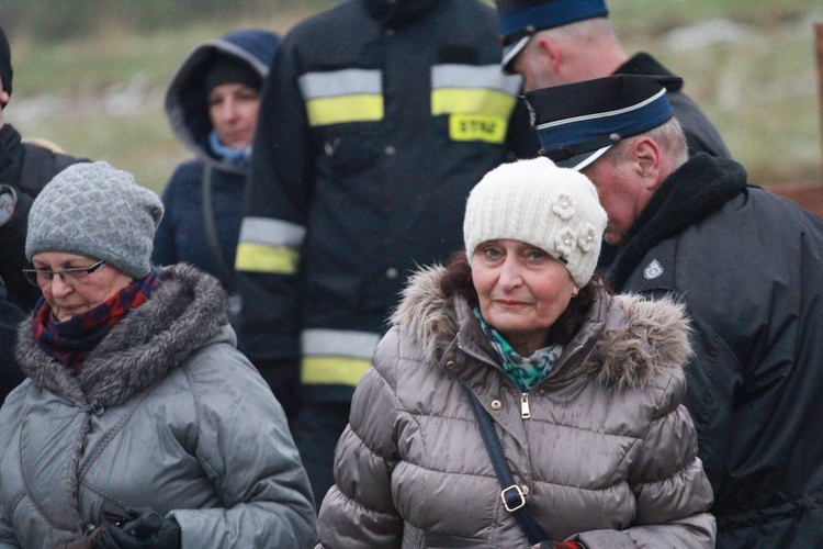 Poświęcenie krzyża w Biegonicach