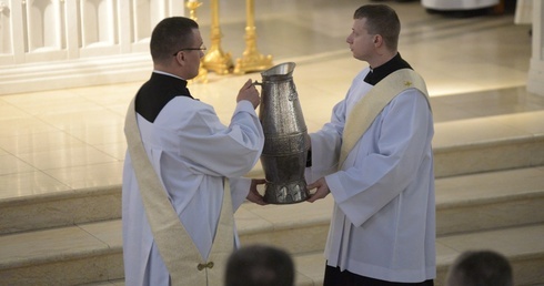 Podczas tej Eucharystii błogosławione są oleje Krzyżma Świętego i chorych.