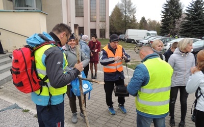 W drogę wyruszyli starsi i młodsi pątnicy.