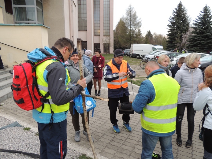 W drogę wyruszyli starsi i młodsi pątnicy.