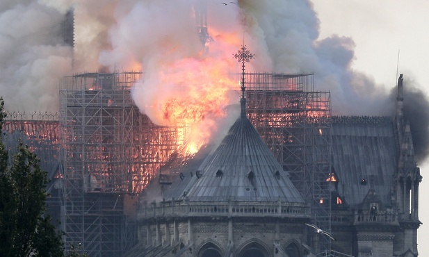 Płonie katedra Notre Dame