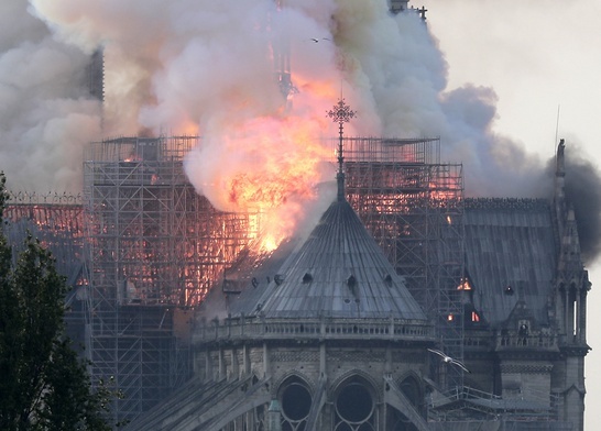 Płonie katedra Notre Dame