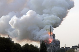 Tak upadła iglica paryskiej Notre-Dame