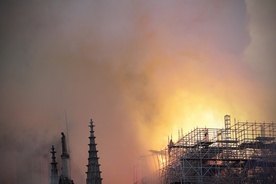 Pożar Notre Dame - odwołano emisję przemówienia Macrona