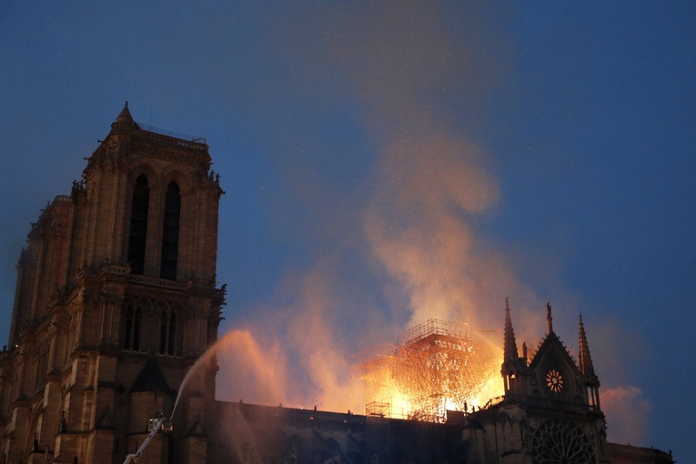 Paryżanie modlą się, patrząc na płonącą katedrę
