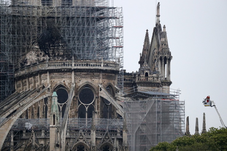 Straż pożarna: Pożar w Notre Dame został całkowicie ugaszony