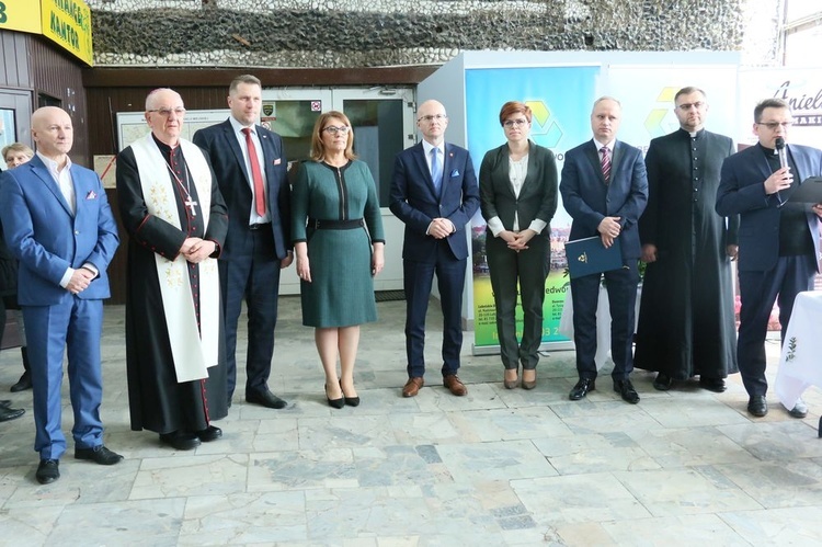 W śniadaniu na dworcu potrzebującym posługowali przedstawiciele Kościoła i władz.