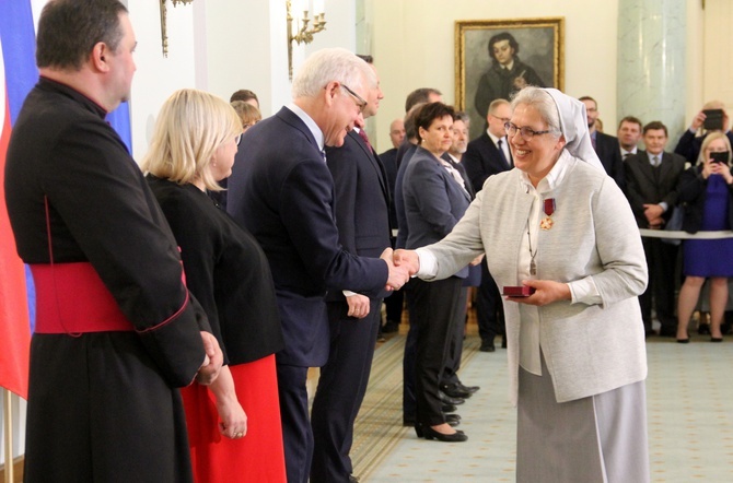 Państwowe odznaczenia dla pomagających za granicą