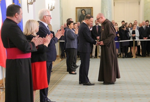 Państwowe odznaczenia dla pomagających za granicą