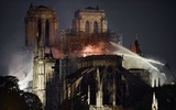 Płonąca katedra Notre Dame w Paryżu.