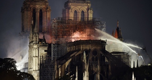 Płonąca katedra Notre Dame w Paryżu.