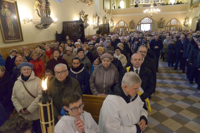 Końskie: Wprowadzenie relikwii Krzyża Świętego