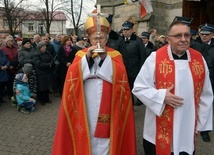 Bezcenną relikwię do koneckiej kolegiaty wprowadził bp Henryk Tomasik. Z prawej ks. Andrzej Zapart.