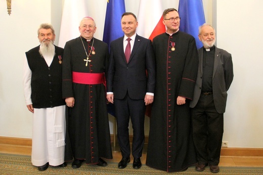 Państwowe odznaczenia dla pomagających za granicą