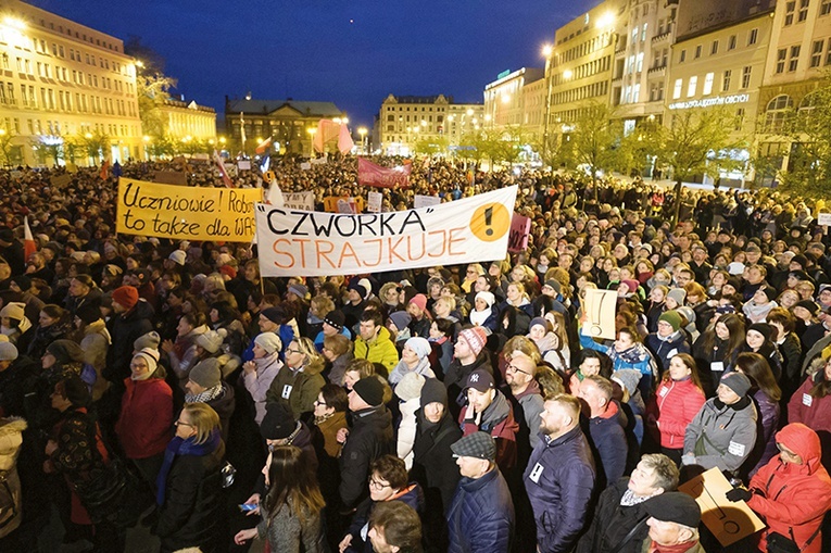 Poznań, 11.04.2019. Manifestacja ludzi solidaryzujących się z protestem nauczycieli.