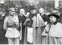 Na piewrwszym planie: naczelnik państwa Józef Piłsudski, metropolita warszawski abp Aleksander Kakowski i nuncjusz apostolski abp Achilles Ratti.