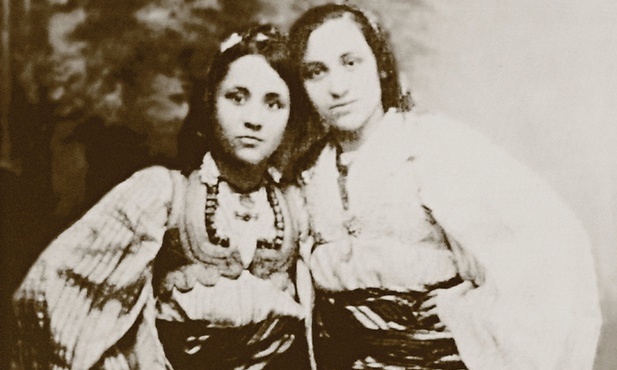Anjezë Gonxha Bojaxhiu (po lewej) z siostrą Agą. Zdjęcie eksponowane w Domu Pamięci Matki Teresy w Skopje.