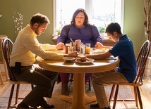 Chrissy Metz (w środku) stworzyła w filmie kapitalną kreację w roli matki. Ojca zagrał Josh Lucas, a w roli syna wystąpił Marcel Ruiz.