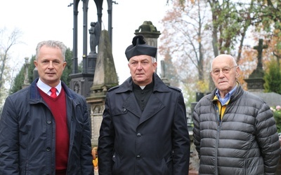 Do udziału w kweście zapraszają (od lewej) Sławomir Adamiec, wiceprzewodniczący SKOZCR, ks. Andrzej Tuszyński, proboszcz parafii pw. św. Wacława, i Jerzy Przyborowski, przewodniczący SKOZCR.