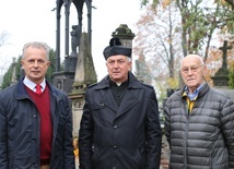 Do udziału w kweście zapraszają (od lewej) Sławomir Adamiec, wiceprzewodniczący SKOZCR, ks. Andrzej Tuszyński, proboszcz parafii pw. św. Wacława, i Jerzy Przyborowski, przewodniczący SKOZCR.