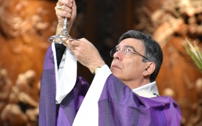 Arcybiskup Paryża wszczął procedurę usunięcia proboszcza, lekceważącego normy sanitarne