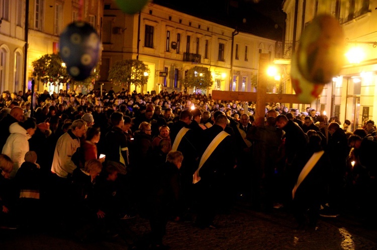 Wielka Środa. Droga Krzyżowa ulicami Tarnowa