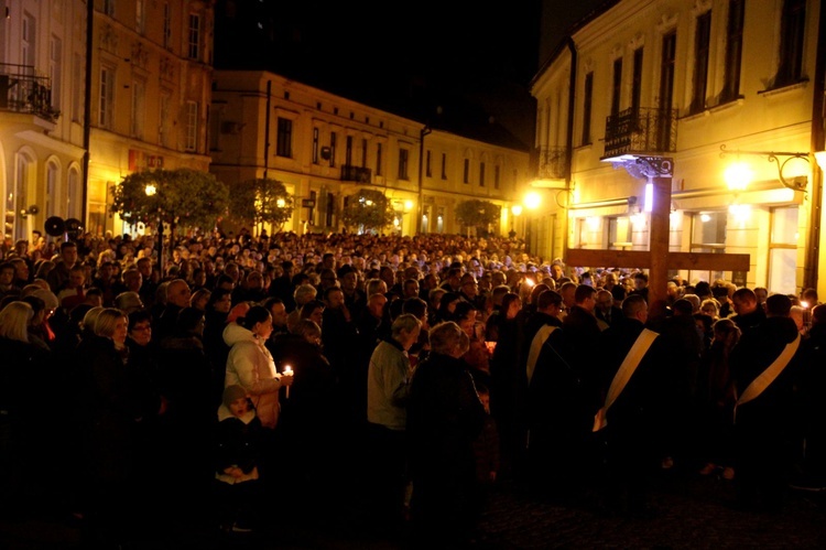 Wielka Środa. Droga Krzyżowa ulicami Tarnowa