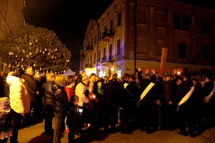 Wielka Środa. Droga Krzyżowa ulicami Tarnowa