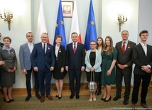 Przedstawiciele Fundacji Pomocy Dzieciom w Żywcu ze swoimi przyjaciólmi w Pałacu Prezydenckim.