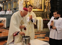 Podczas Mszy św. w katedrze biskup Andrzej F. Dziuba poświęcił olej krzyżma.