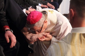 Po homilii nastąpiła liturgia obmycia nóg, nawiązująca do wydarzeń, które miały miejsce w Wieczerniku.