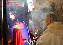 Po Eucharystii Najświętszy Sakrament został przeniesiony do ciemnicy.