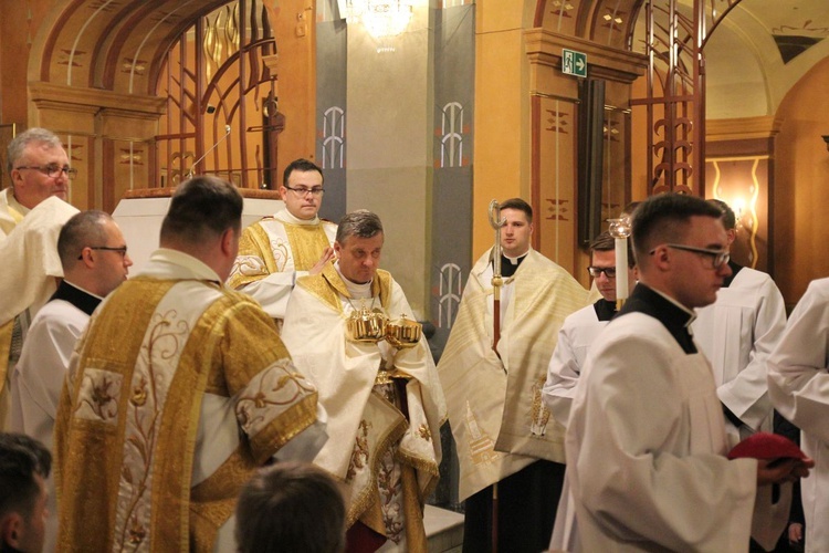 Po Mszy św. Najświętszy Sakrament został przeniesiony do ciemnicy.