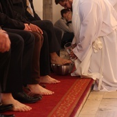Kapłan dokonał obrzędu obmycia nóg dwunastu mężczyznom na pamiątkę gestu Jezusa wobec apostołów.