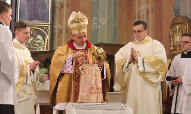 Podczas tej Eucharystii bp Roman Pindel poświęcił oleje, używane podczas udzielania sakramentów.