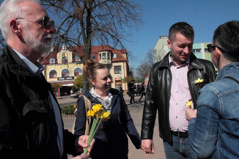 Prezydent Tarnobrzega rozdawał żółte żonkile