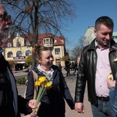 Prezydent Tarnobrzega rozdawał żółte żonkile