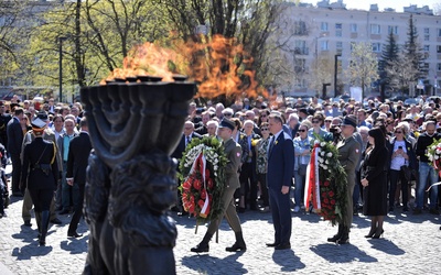 Uroczystości przed Pomnikiem Bohaterów Getta w Warszawie, upamiętniające 76. rocznicę wybuchu powstania w getcie warszawskim.