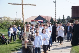 Parafianie nieśli krzyż i czytali rozważania męki Pańskiej.