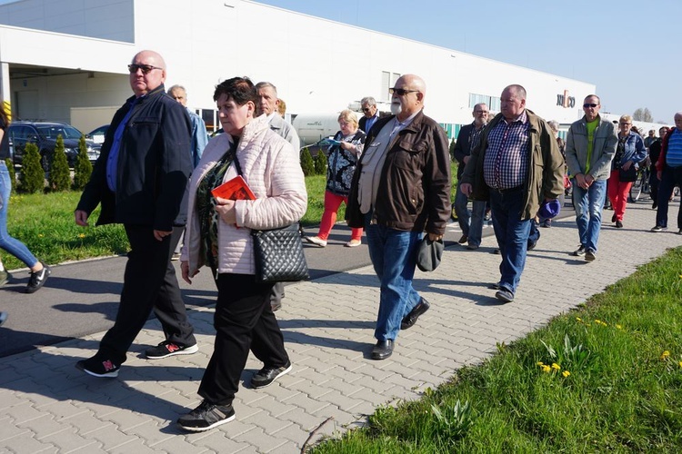 Wielki Piątek - Droga Krzyżowa w parafii Miłosierdzia Bożego