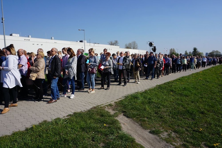 Wielki Piątek - Droga Krzyżowa w parafii Miłosierdzia Bożego